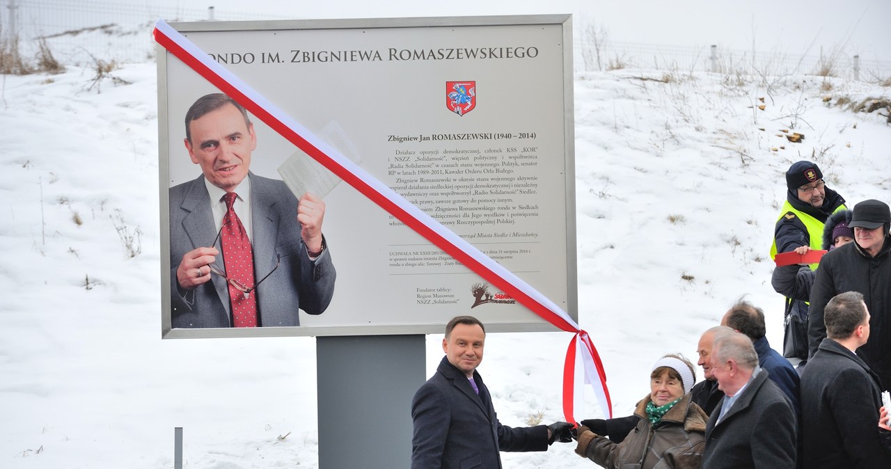 Pezydent Andrzej Duda (C) i wdowa po senatorze Romaszewskim Zofia Romaszewska (centrum-P) podczas uroczystego otwarcia ronda im. Zbigniewa Romaszewskiego /Przemysław Piątkowski /PAP