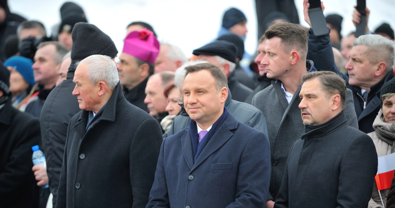 Pezydent Andrzej Duda (C), minister energii Krzysztof Trzórzewski (L) i przewodniczący NSZZ "Solidarność" Piotr Duda (P) podczas uroczystego otwarcia ronda im. Zbigniewa Romaszewskiego /Przemysław Piątkowski /PAP