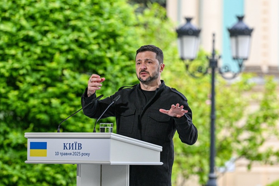 Pezydent Ukrainy Wołodymyr Zełenski podczas konferencji prasowej przed Pałacem Maryjskim w Kijowie po spotkaniu europejskich przywódców /Darek Delmanowicz /PAP