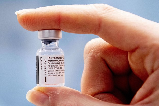 Pfizer/BioNTech tymczasowo zmniejsza dostawy szczepionki przeciw Covid-19 do Europy /Robin Utrecht /PAP/Abaca
