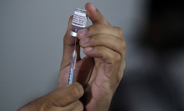 Pfizer: Druga dawka szczepionki co najmniej po trzech tygodniach od pierwszej