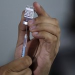 Pfizer: Druga dawka szczepionki co najmniej po trzech tygodniach od pierwszej