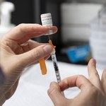 Pfizer: Trzecia dawka szczepionki "silnie" zwiększa ochronę przed wariantem Delta