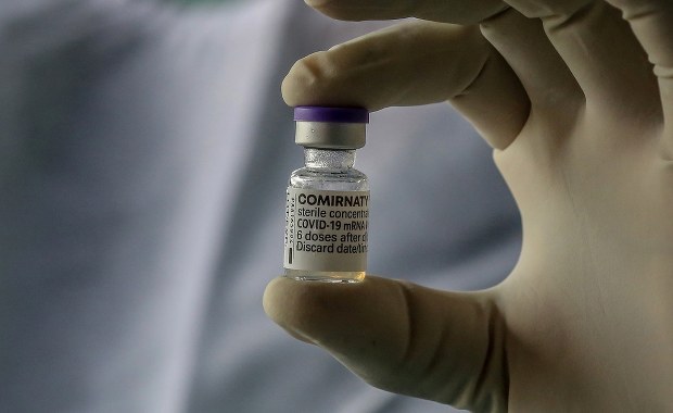 Pfizer złoży wniosek o zatwierdzenie trzeciej dawki przeciw Covid-19