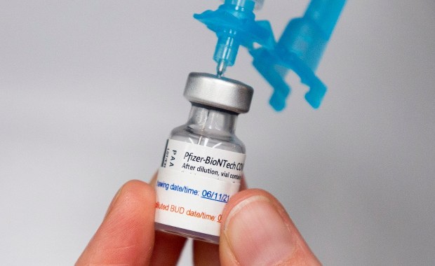 Pfizer zmniejsza dostawy szczepionki do Polski. "Może być za mało dla chętnych"