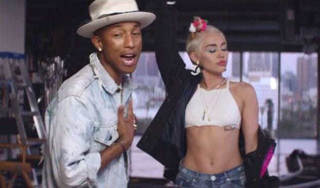 Pharrell Williams i Miley Cyrus w klipie "Come Get It Bae" /