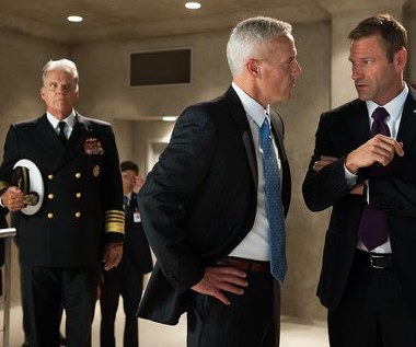 Phil Austin i Aaron Eckhart w scenie z filmu "Olimp w ogniu"