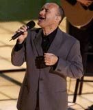 Phil Collins śpiewa podczas ceremonii wręcznia Oscarów /