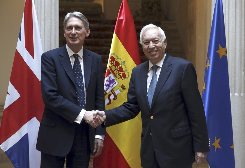 Philip Hammond (z lewej) i Jose Manuel Garcia Margallo /PAP/EPA