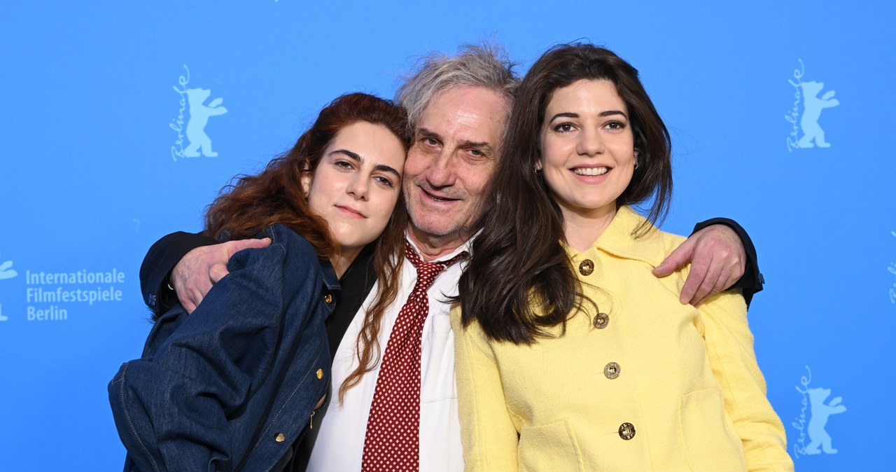 Philippe Garrel (C) z aktorkami Lena Garrel (L) i Esher Garrel (P) /Stephane Cardinale - Corbis /Getty Images