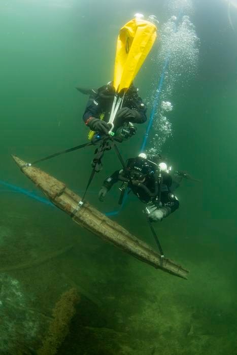 Phillip Short i Brendan Foley podczas wydobycia łoża artyleryjskiego z wraku "Gribshundena" w 2021 roku. /Fot. Klas Malmberg.  /Materiały prasowe