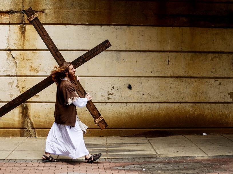 Philly Jesus niesie swój krzyż. Codziennie pokonuje tak drogę do pracy... /materiały prasowe