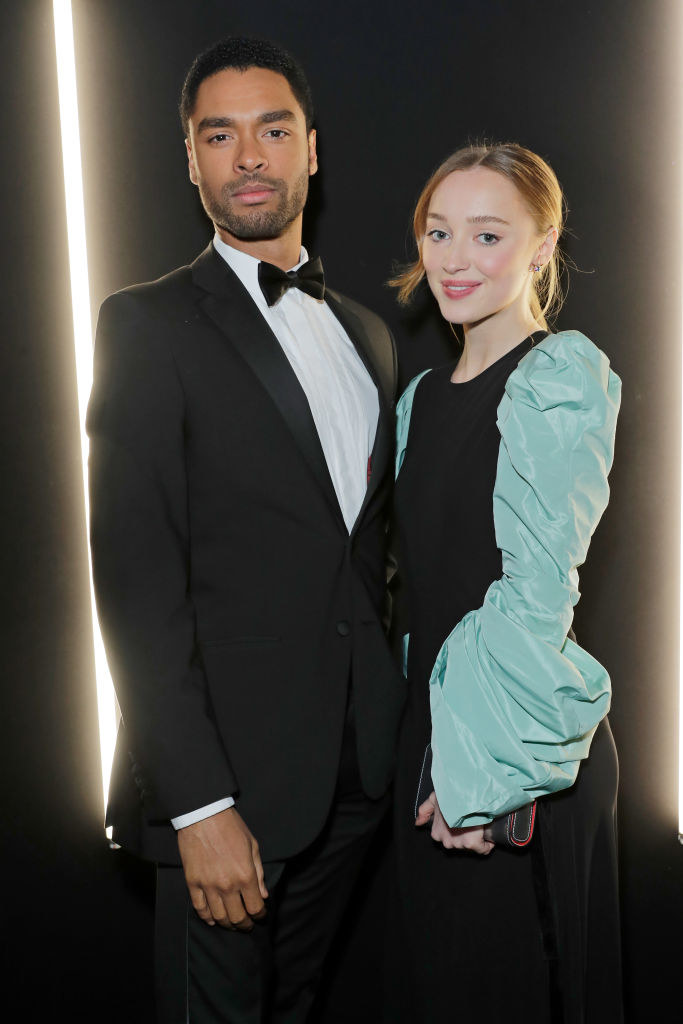 Phoebe Dynevor i Rege-Jean Page /David M. Benett/Dave Benett /Getty Images