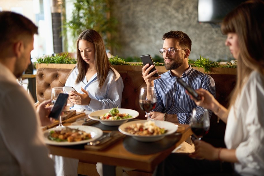 Phubbing może zniszczyć nawet najlepsze relacje /Shutterstock