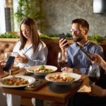 "Phubbing" to już plaga. Psycholog wskazuje na konsekwencje