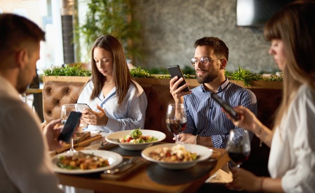 "Phubbing" to już plaga. Psycholog wskazuje na konsekwencje