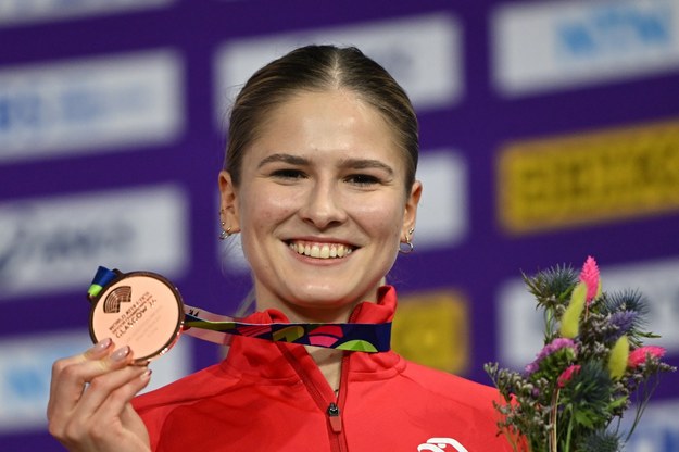 Pia Skrzyszowska na podium z brązowym medalem zdobytym w finałowym biegu na 60 m przez płotki / 	Adam Warżawa    /PAP