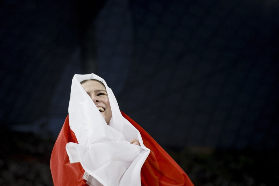 Pia Skrzyszowska po zdobyciu złotego medalu /RONALD WITTEK /PAP/EPA