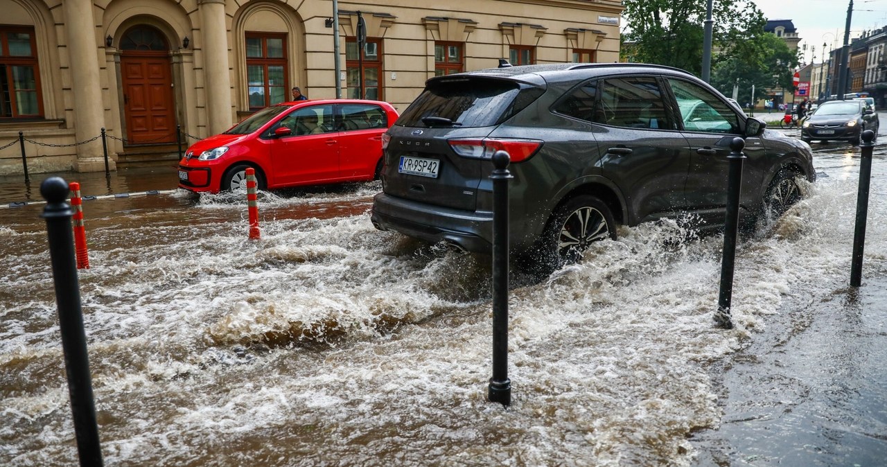 Piana po deszczu na ulicy może być groźna dla samochodów /Beata Zawrzel /Reporter