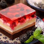 Piankowe ciasto z galaretką do kawy. Na weekend zrób Marcelinkę
