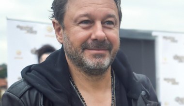 Piaseczny zbudował sobie różowy dom. To tam mieszka od ćwierć wieku, aż trudno uwierzyć, jak wyglądają wnętrza