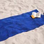 Piasek nie musi się sypać na ręcznik. Wystarczy, że na plaży zrobisz to