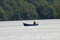 Piaszczysta plaża, jezioro i góry. Zalew Czorsztyński w Faktach znad wody