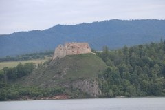 Piaszczysta plaża, jezioro i góry. Zalew Czorsztyński w Faktach znad wody