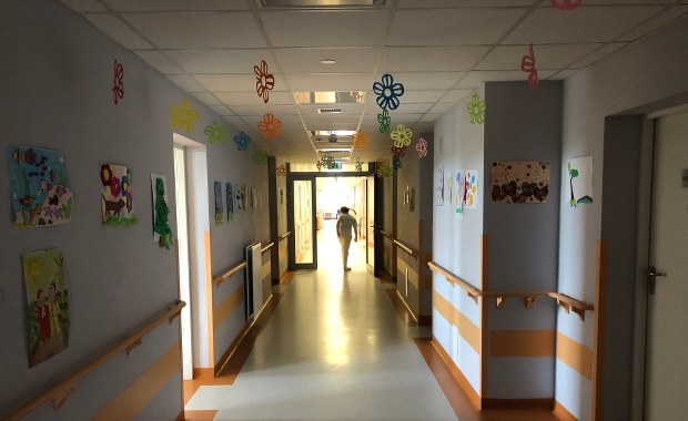 Piąta fala koronawirusa uderza w dzieci. W Olsztynie oddział przepełniony