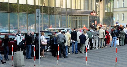 Piątek - kolejka podatników przed urzędem skarbowym na ul. Jagiellońskiej w Warszawie /PAP