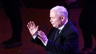 "Piątka Kaczyńskiego": Od kilku miesięcy resort finansów szukał pieniędzy w budżecie 