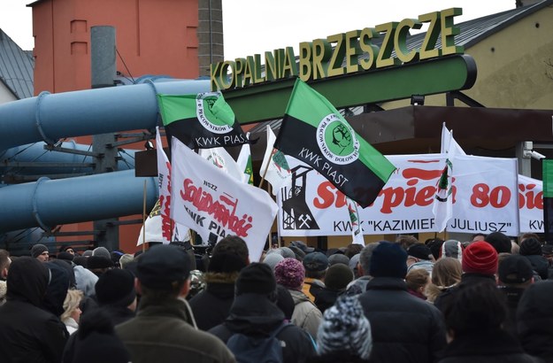 Piątkowa demonstracja przed kopalnią węgla kamiennego w Brzeszczach /Jacek Bednarczyk /PAP
