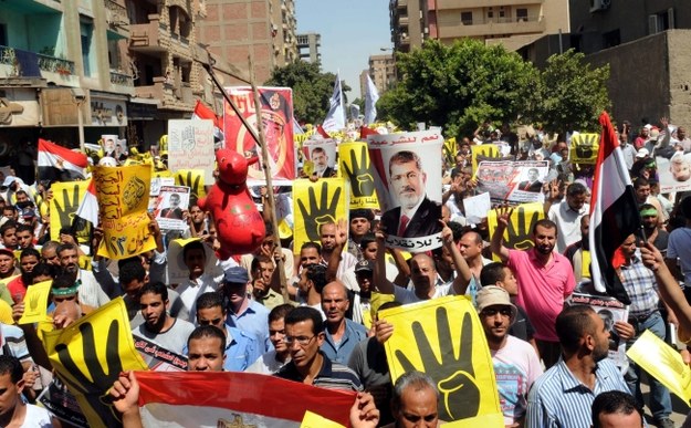Piątkowa demonstracja zwolenników prezydenta Mursiego. /Ahmed Assadi /PAP/EPA
