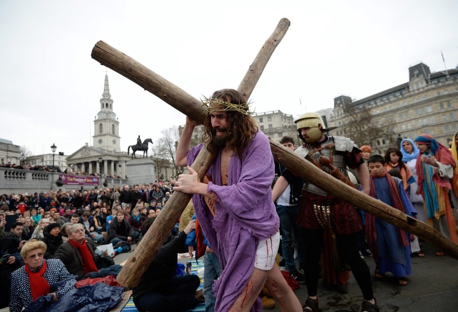 Piątkowa inscenizacja drogi krzyżowej na placu Trafalgar w Londynie /FACUNDO ARRIZABALAGA /PAP/EPA