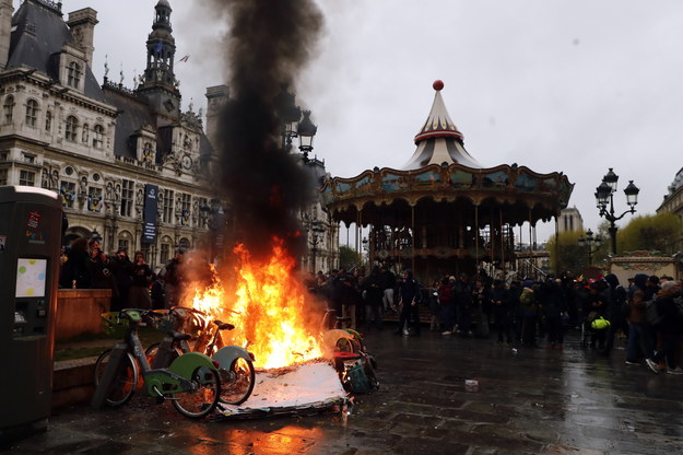 Piątkowe zamieszki w Paryżu /Teresa Suarez /PAP/EPA