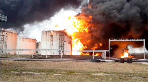 Piątkowy pożar magazynu ropy w Biełgorodzie /EMERCOM OF RUSSIA PRESS SERVICE HANDOUT MANDATORY CREDIT /PAP/EPA