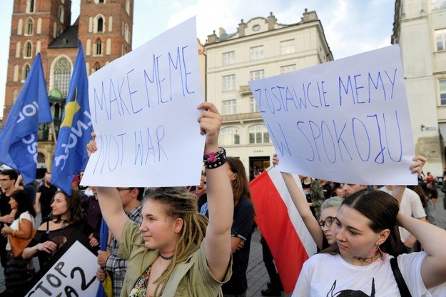 Piątkowy protest #StopACTA2 w Krakowie /	Jacek Bednarczyk   /PAP