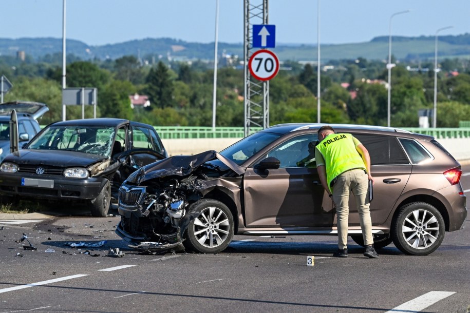 Piątkowy wypadek na obwodnicy Przemyśla (woj. podkarpackie) /Darek Delmanowicz /PAP