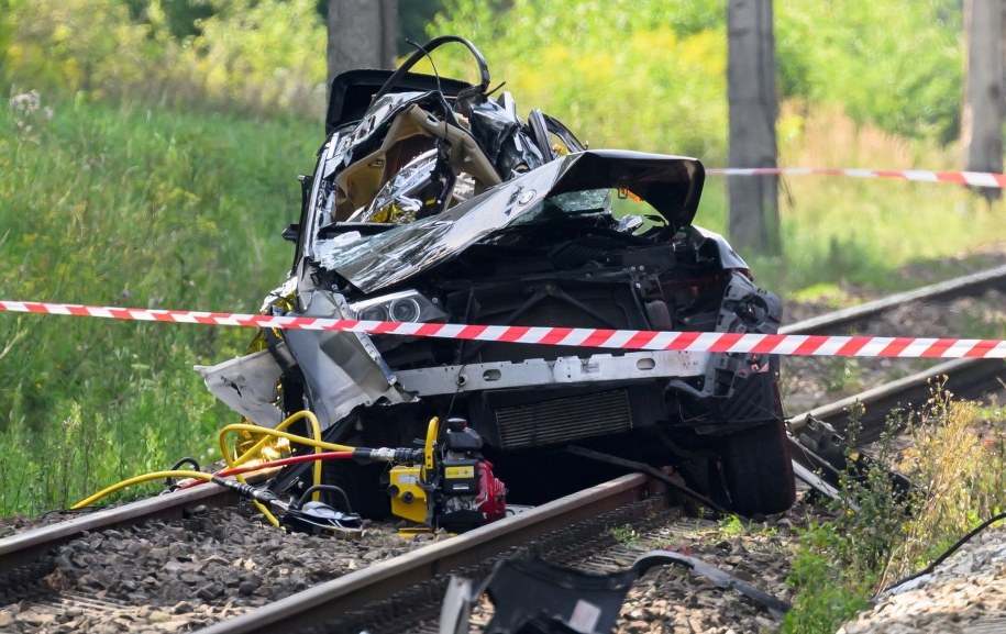 Piątkowy wypadek na przejeździe kolejowym w miejscowości Dachowa w Wielkopolsce /	Jakub Kaczmarczyk   /PAP