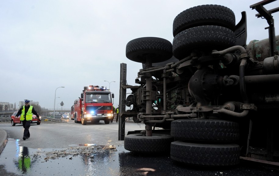 Piątkowy wypadek w Warszawie /Bartłomiej Zborowski /PAP