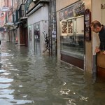 Piąty dzień z rzędu Wenecja walczy ze skutkami powodzi