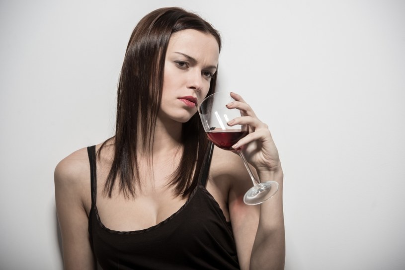 Picie alkoholu zwiększa ryzyko zachorowania na liczne nowotwory: jamy ustnej, gardła, przełyku, krtani, wątroby, jelita grubego i piersi. /123RF/PICSEL