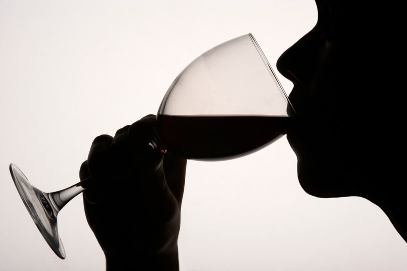 Picie czerwonego wina ma wiele pozytywnych skutków zdrowotnych /© Glowimages