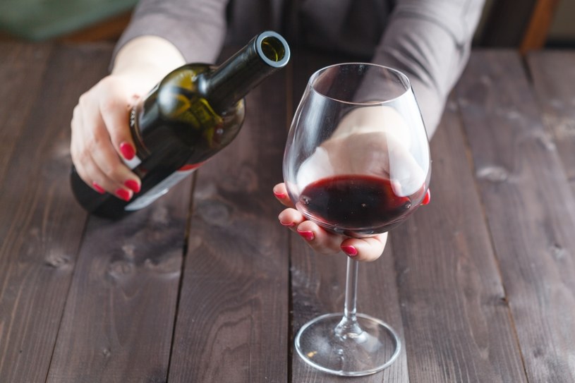 Picie czerwonego wina wiąże się z mniejszą ilością szkodliwego tłuszczu trzewnego - zauważają naukowcy. A jak ma działać białe wino? /123RF/PICSEL