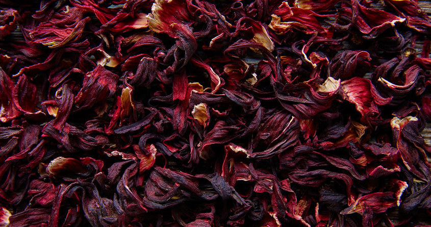 Picie herbaty z hibiskusa z umiarem jest uważane za bezpieczne i zdrowe /123RF/PICSEL