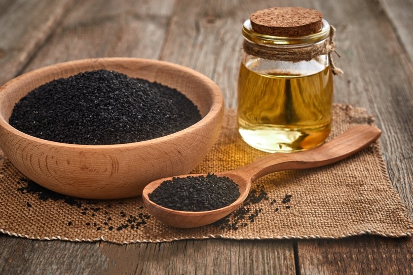 Picie oleju z czarnuszki to naturalny sposób na wsparcie całego ciała /123RF/PICSEL