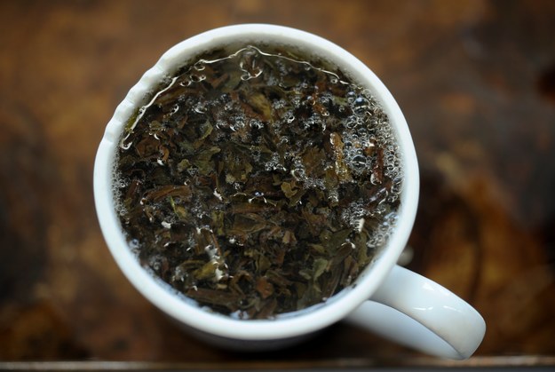 Picie popołudniowej herbaty to niemal rytuał wśród Brytyjczyków /Christian Charisius   /PAP/EPA