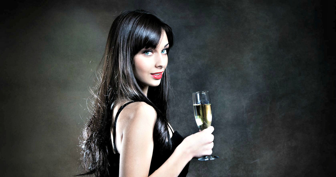 Picie szampana ma pozytywny wpływ na nasze zdolności zapamiętywania /123RF/PICSEL