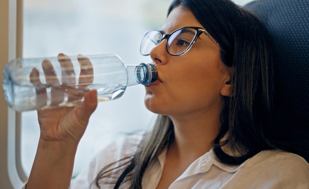 Picie z plastiku niebezpieczne dla zdrowia? Badaczka alarmuje