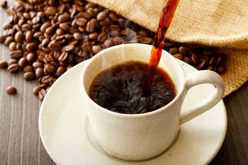 Picie zbyt dużej ilości kawy to jeden z powodów niedoboru magnezu /123RF/PICSEL